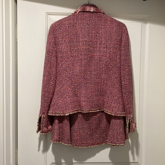 NWT designer pretty tweed suit w/flared bottom; flowered rosette designs-collar - Picture 4 of 6